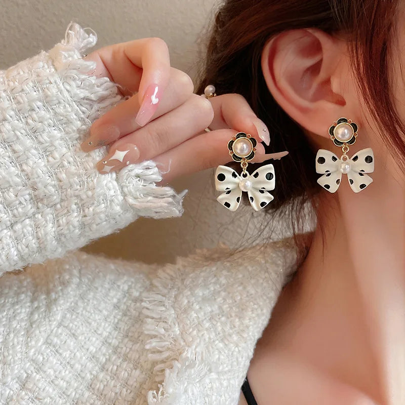 Punk Girl Earrings Korean Version High-end 2022 New Fashion All-match Niche Polka Dot Bow Pearl Earrings Wholesale Sales Brincos