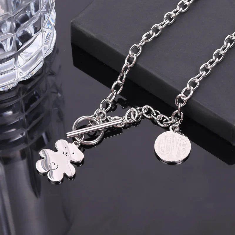 Trendy hip-hop love teddy bear pendant necklace, personalized, simple and versatile, niche design, collarbone chain