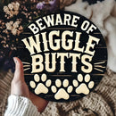 "Beware of Wiggle Butts Aluminum Sign - Rustic 7.87" Round Paw Print Wall Art for Home, Office, Farmhouse, Garden"