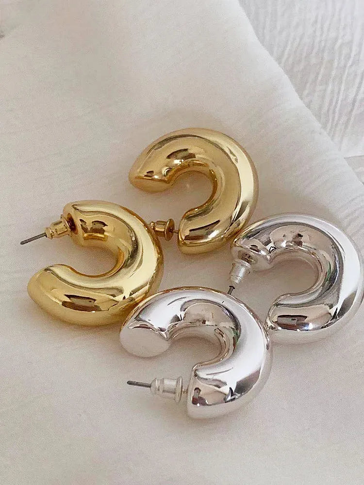 European and American fashion temperament circle hollow earrings INS high sense simple gold plated earrings for women