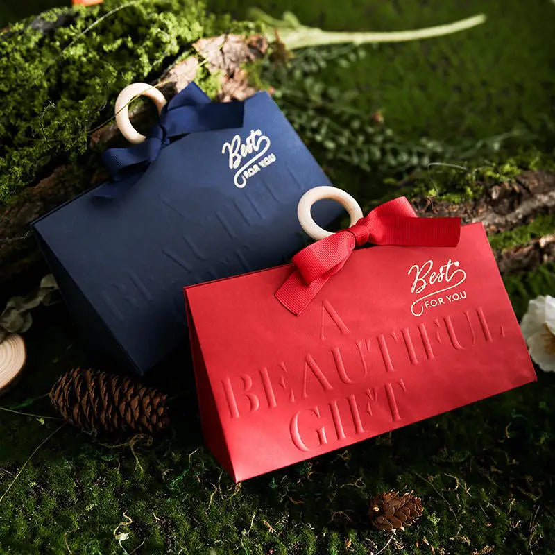 Spot European Triangle Gift Box With Hand Ceremony Wedding Candy Box Party Creative Card Simple Portable