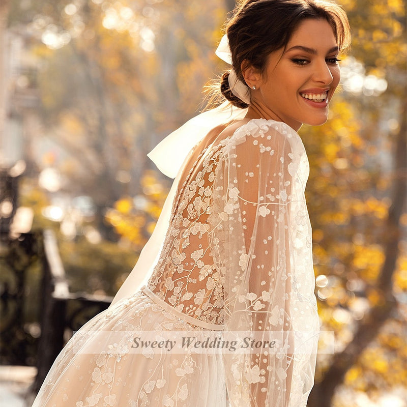 Romantisches Blumen-Spitzen-Hochzeitskleid Prinzessin-Brautkleider mit langen Ärmeln und V-Ausschnitt, durchsichtige A-Linie-Sweep-Zug-Hochzeitskleider