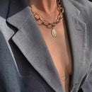 Retrato retro europeo y americano de collar de cadena gruesa exagerada cadena de doble personalidad cadena de cuello de hip-hop colla corta