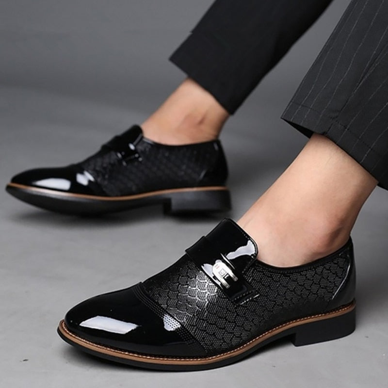 Zapatos de hombre Cuero en relieve Moda clásica Zapatos de lujo para hombre Calzado antideslizante resistente al desgaste para hombre Zapatos negros antideslizantes