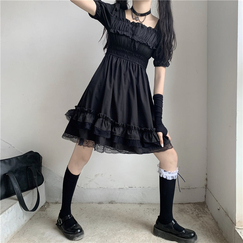 Japanische Harajuku Dark Style Sommer Neue Kleider Vintage Quadratischer Kragen Spitze Puffärmel Kleid Sweety Ruffles Hepburn Schwarzes Kleid