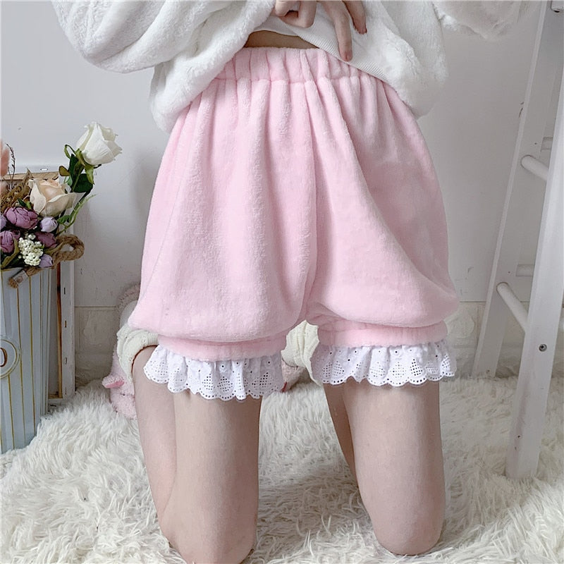 Pantalones cortos de terciopelo cálidos para niñas Lolita de invierno, pijamas de felpa de encaje de cintura alta para mujeres, pantalones cortos de verano, bombachos Kawaii, rosa y blanco