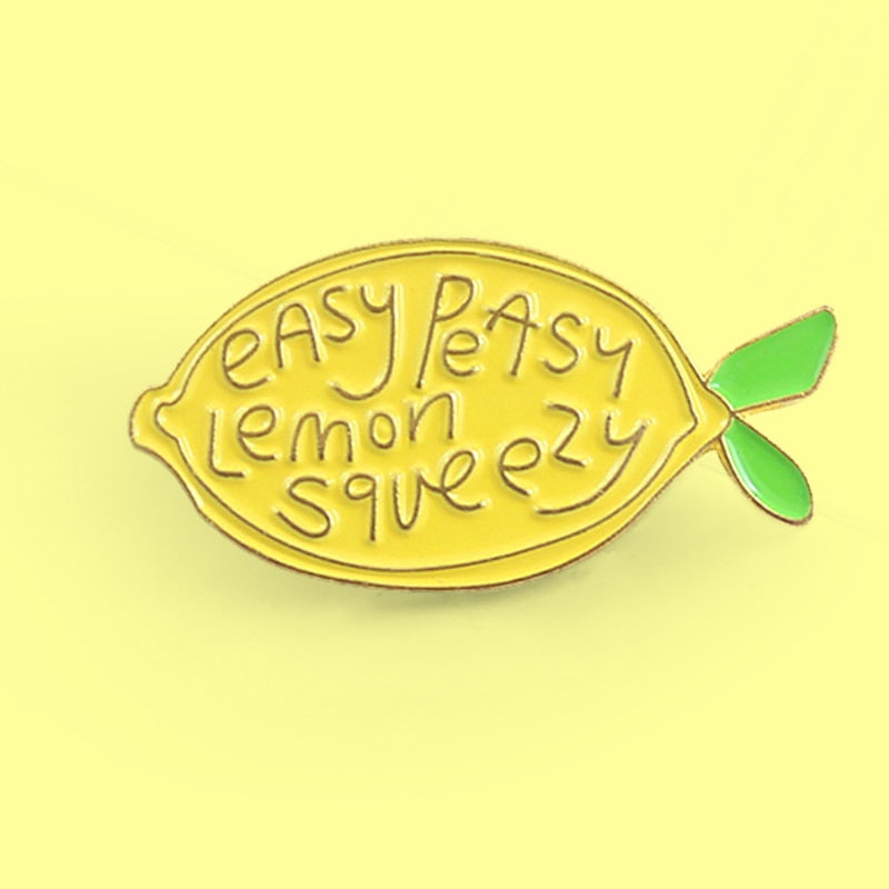 Nuevo lindo amarillo limón fruta broche 'Easy Peasy Lemon Squeezy' amarillo limón brillante esmalte Pins insignia mochila broches de solapa