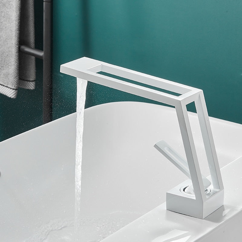 Grifo de baño de lujo Diseño hueco Grifo de lavabo de baño Mezclador de agua fría y caliente Grifo de fregadero Grifo monomando montado en cubierta Grifo negro