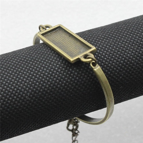 Passen Sie 10x25mm Weinlese-Metallrechteck-leere Einstellungs-Lünette Cabochon-Armband-Rechteck-Basis für DIY-Armband 5 Stränge/Los K05376