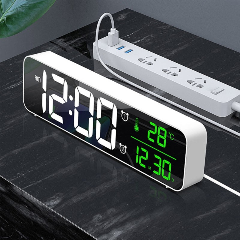 Despertadores digitales LED con Snooze Digital Temp Time Music Reloj dual con cargador USB Pantalla de dígitos grandes Atenuador de brillo