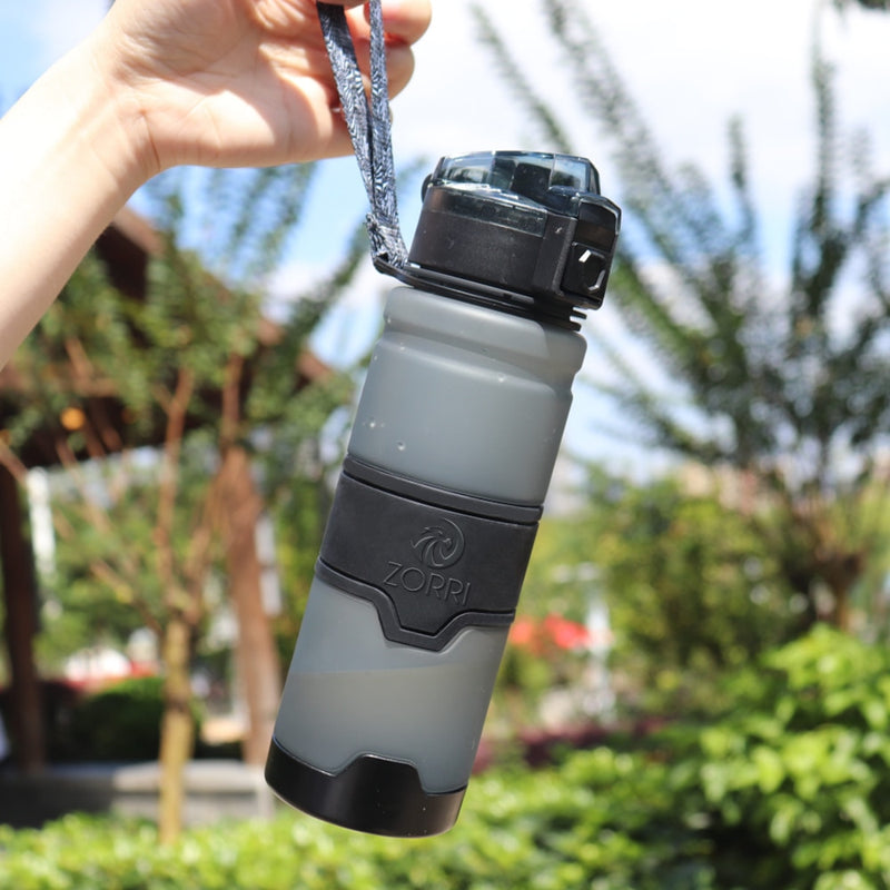 Botella de agua deportiva ZORRI CE / EU BPA Botellas agitadoras de proteínas gratis Tour al aire libre Gimnasio Tritan Plastic Drinkware Artículos de envío gratis