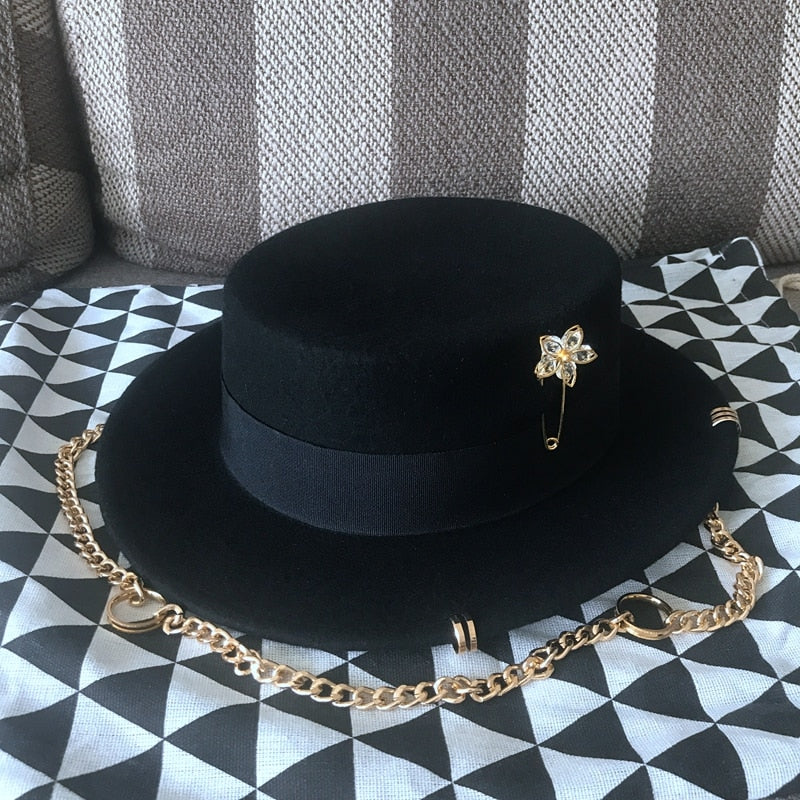 Black cap female British wool hat fashion party flat top hat chain strap and pin fedoras for woman for a street-style shooting