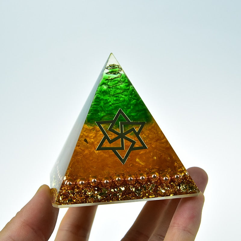 Orgonit-Pyramide Maripura Chakra Natürliches Citrin Gabriel Verbessern Sie die kreative Harz-Grün-Kristall-Schmuckdekoration C0162