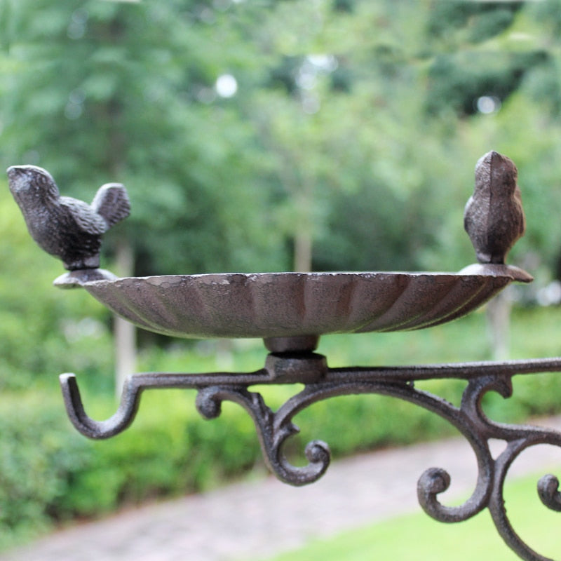 Comedero de pájaros de hierro fundido montado en la pared para parejas de pájaros Vintage europeo, placa de Metal, baño de pájaros de pared de Metal pesado Retro con gancho