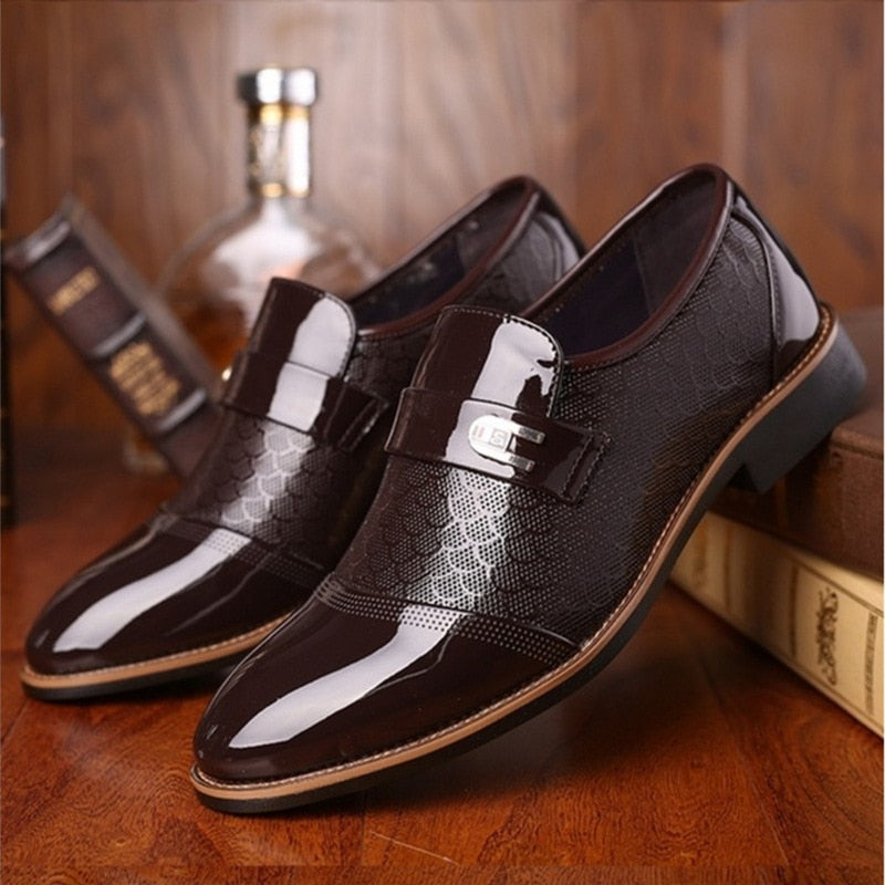 Zapatos de hombre Cuero en relieve Moda clásica Zapatos de lujo para hombre Calzado antideslizante resistente al desgaste para hombre Zapatos negros antideslizantes