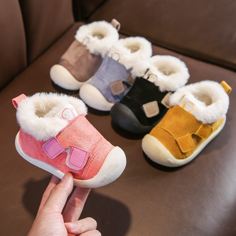 Botas de invierno para niños pequeños, botas de nieve cálidas de felpa para bebés y niñas, zapatos antideslizantes de fondo suave para exteriores cómodos para niños