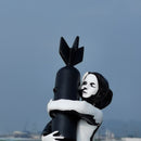 Bomba Hugger Banksy escultura bomba chica arte callejero resina estatua creativa decoración del hogar figuritas modernas embalaje Simple