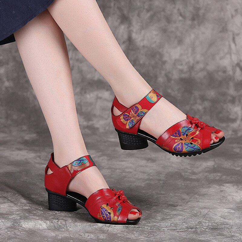 2022 Sommer-China-Art-Art- und Weiseechtes Leder-geblümte atmungsaktive hohle nähende Peep-Toe-Frauen-Sandelholz-Blumen-Dame-Schuhe