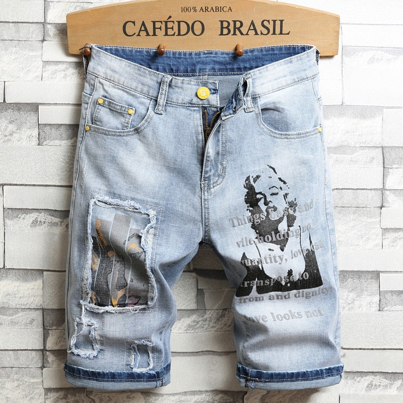 Pantalones cortos de mezclilla cómodos de color azul claro con estampado de personajes en 3D para hombres, novedad de verano 2020, pantalones cortos vaqueros ajustados a la moda imprescindibles para jóvenes