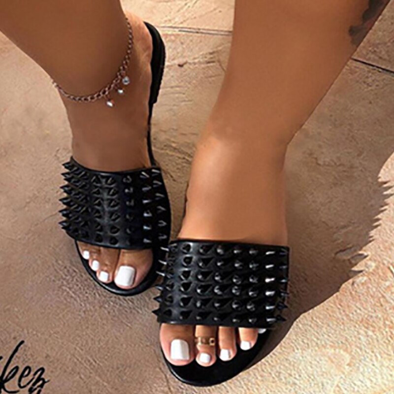 Sandalias de verano para mujer, zapatillas con remaches de playa, zapatillas femeninas de cuero salvaje, chanclas de Color caramelo, Sandalias planas