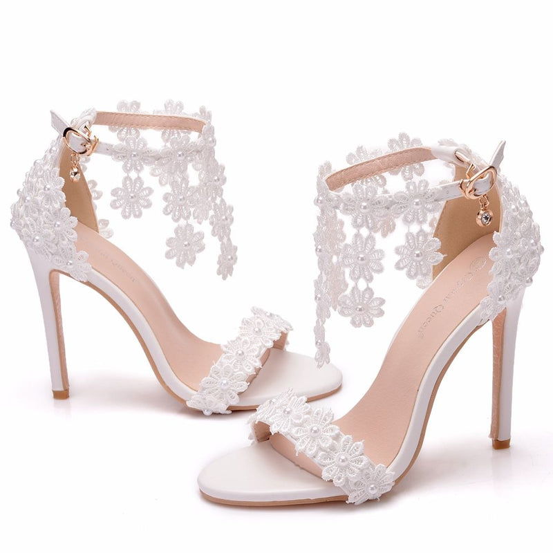 Crystal Queen, sandalias con correa en el tobillo para mujer, encaje blanco, flores, perla, borla, tacones altos de aguja, zapatos de boda nupciales delgados