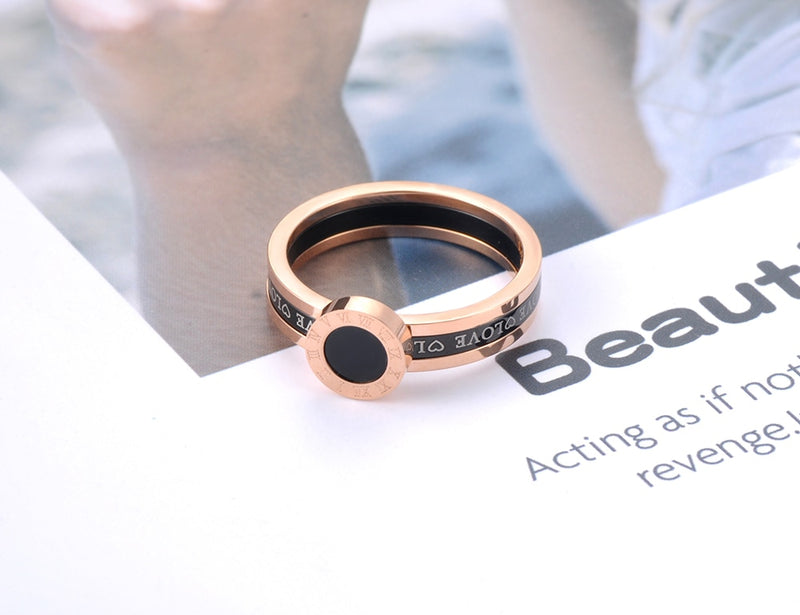 JeeMango acrílico negro amor números romanos anillos de boda para mujer oro rosa titanio acero inoxidable anillo joyería JR19060