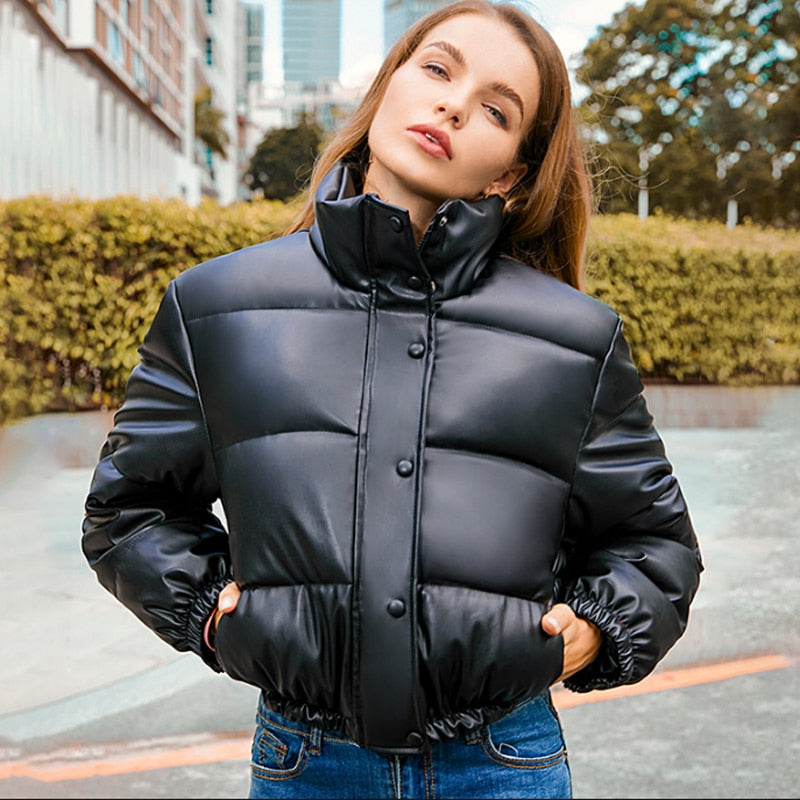 Winter Warm Dicke PU Leder Mäntel Frauen Kurze Parkas Mode Schwarz Baumwolle Gefütterte Dame Daunenjacke Elegante Reißverschluss Kleidung 2022