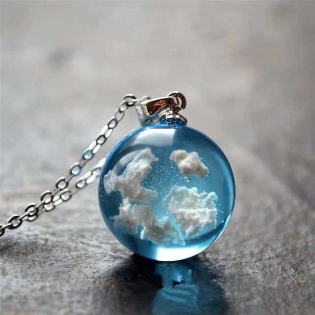 Schicke transparente Harz-Runde-Kugel-Mond-Anhänger-Halsketten-Frauen-blauer Himmel-weiße Wolken-Ketten-Halsketten-Modeschmuck-Geschenke für Mädchen