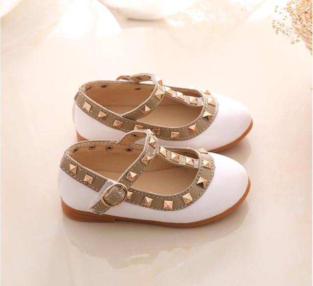 2021 Neue Mädchen Sandalen Nieten Einzelne Schuhe Kinder Lederschuhe Kinder nackte Sandale Kleinkind Mädchen Prinzessin Flache Tanzschuhe
