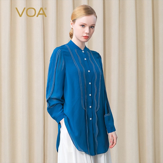 Camisa de manga larga recta con borde abierto y costura de seda con cuello semialto de georgette azul oscuro de VOA para mujer BE525