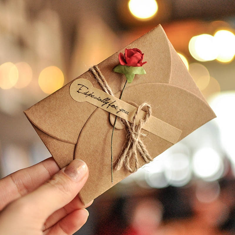 5 uds Mini sobre Vintage DIY papel Kraft invitación tarjeta de felicitación con moda hecho a mano flor seca boda fiesta regalo sobre