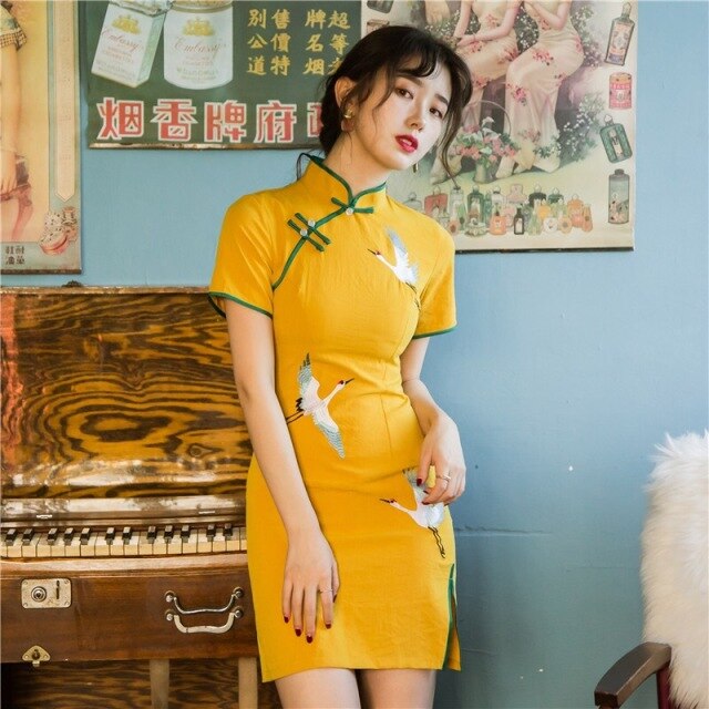 Marea nacional cheongsam nuevo aspecto sexy fino amarillo bordado grúa cheongsam chica joven estilo chino versión mejorada