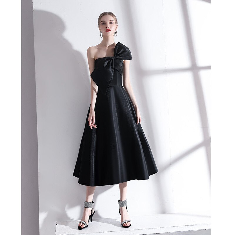 Frauen Schwarze elegante trägerlose Faltenkleider Schwarzes Temperament Vintage Bankettkleid Exquisites Bogenbesatz-Abendkleid