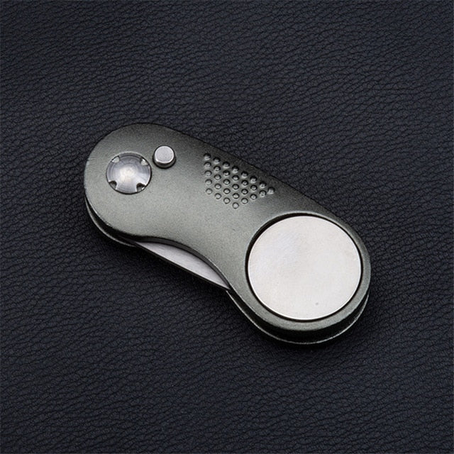 Herramienta plegable de metal para tenedor de golf Divot con botón magnético portátil para palos de golf B2Cshop